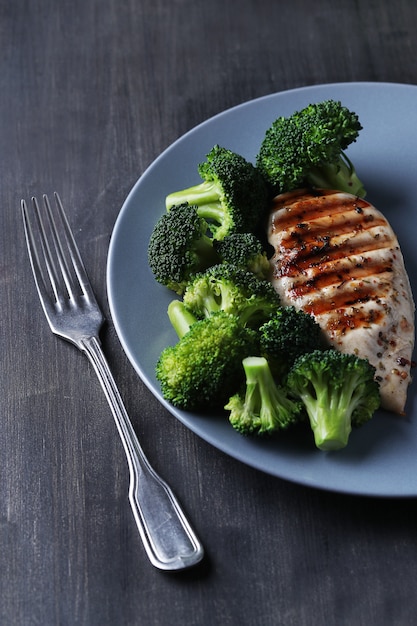 Petto di pollo alla griglia con broccoli