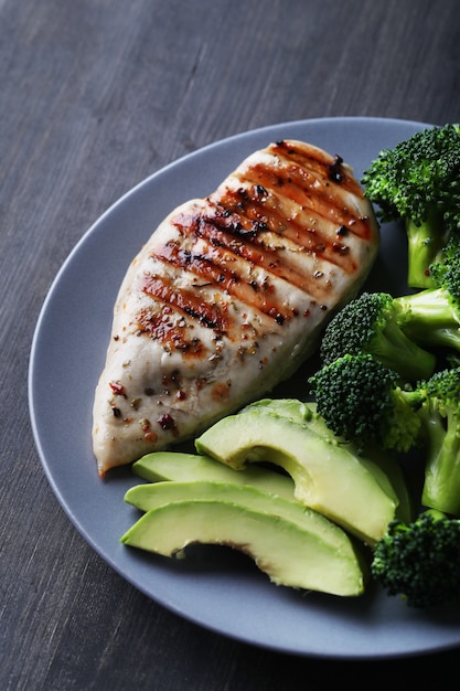 Petto di pollo alla griglia con broccoli