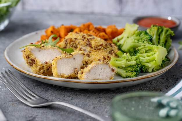 Petto di pollo alla griglia sul piatto