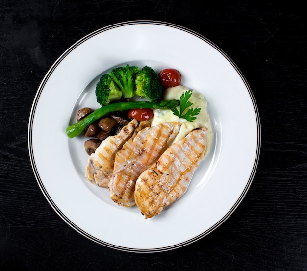 Petto di pollo con verdure e purè di patate