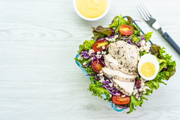 Petto di pollo grigliato e insalata di carne