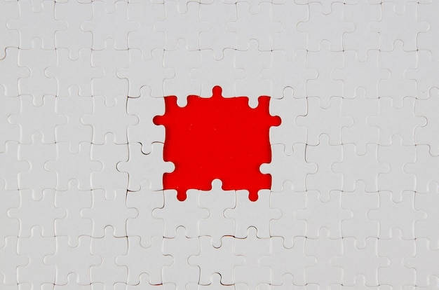 Pezzi bianchi di disposizione del piano di concetto di idea di puzzle