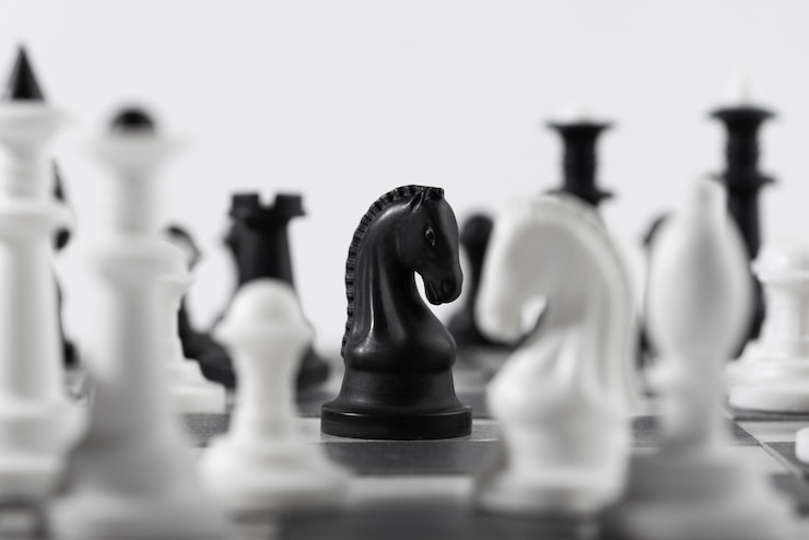 Foto gratuito pezzi degli scacchi monocromatici con tabellone
