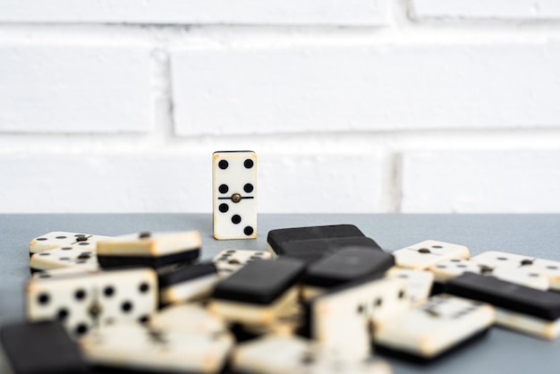 Pezzi del domino posti sul tavolo