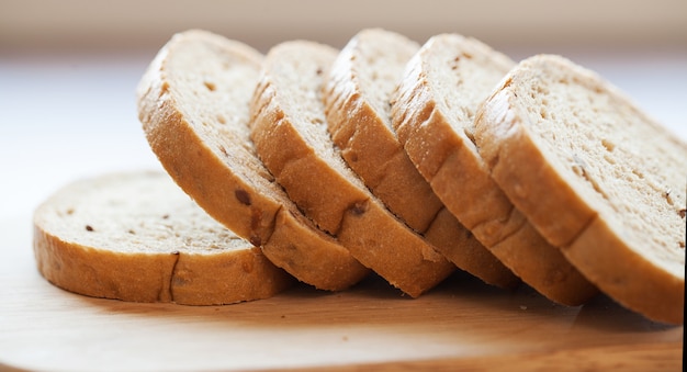 Pezzi della torre di pane su una tavola