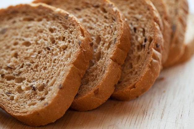 Pezzi della torre di pane su una tavola