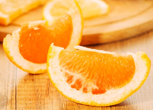 Pezzi di arancia succosi