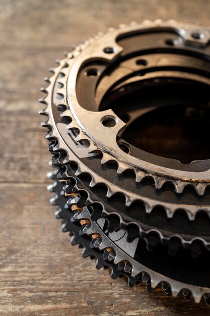 Pezzi di bicicletta sul tavolo in legno ad alto angolo