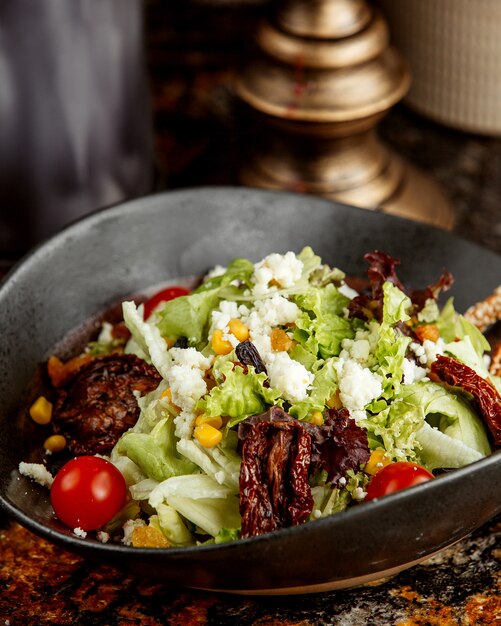 Pezzi di carne fritta ed insalata di erbe