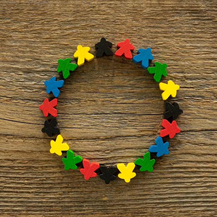 Foto gratuito pezzi di gioco da tavolo colorati meeple