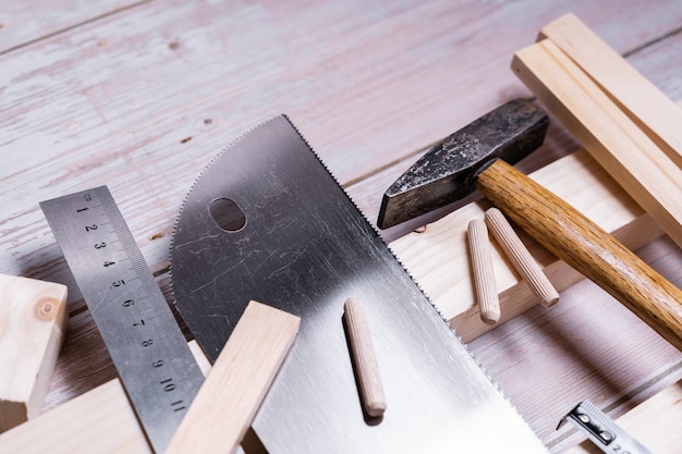 Pezzi di legno e strumenti per la costruzione e la riparazione su un tavolo di legno