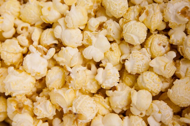 Pezzi di popcorn bianco mescolati tra loro