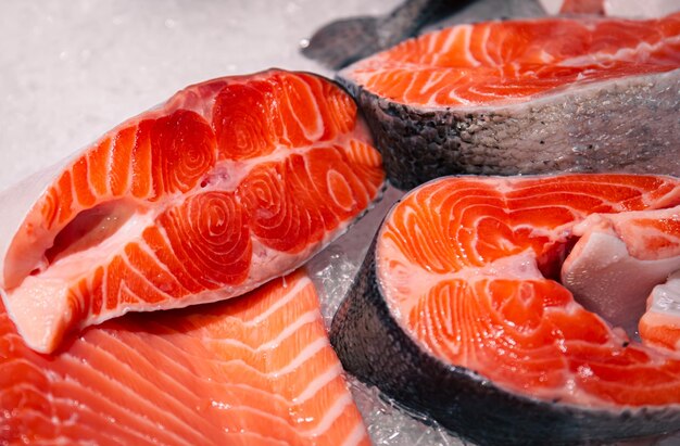 Pezzi di salmone crudo di pesce primo piano sulla vetrina di un negozio di frutti di mare