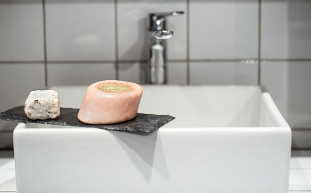 Pezzi di sapone sul lavandino del bagno. Igiene personale e concetto di salute.