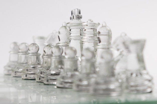 Pezzi di scacchi trasparenti a bordo