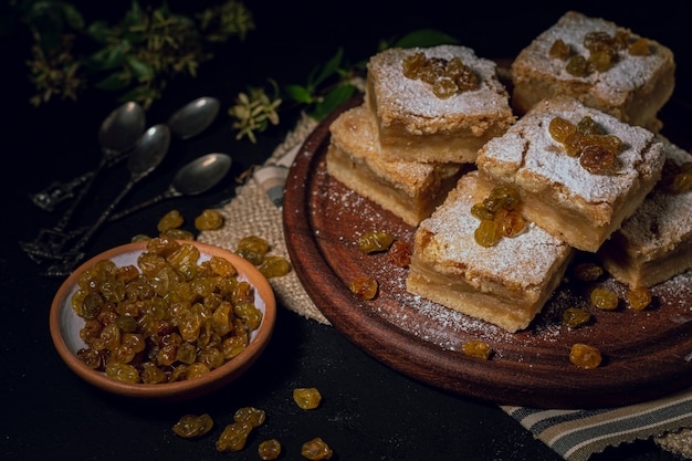 Pezzi di torta e uvetta sul piatto