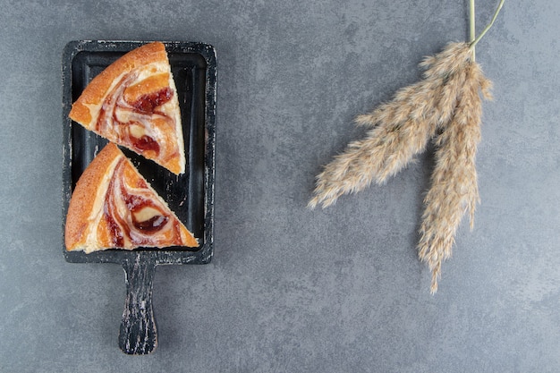 Pezzi di torte di frutta su un tagliere scuro