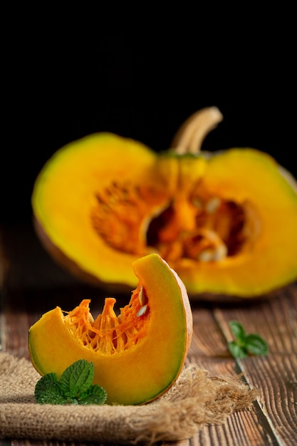 Pezzi di zucca cruda tagliata vengono posti sulla tela