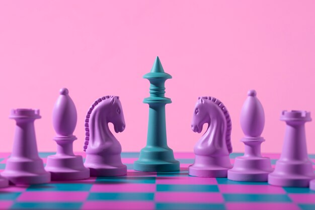 Pezzi verdi e rosa per scacchi con tabellone