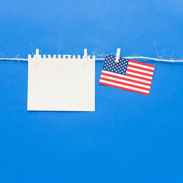 Pezzo di carta bianco e bandiera USA