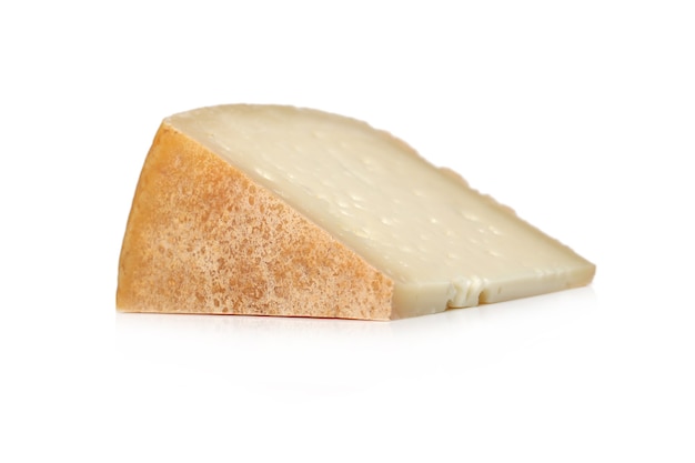 Pezzo di formaggio su una superficie bianca
