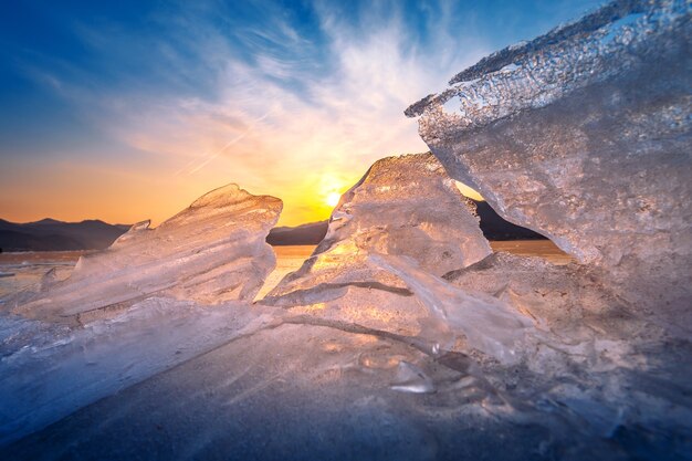 Pezzo di ghiaccio molto grande e bello all'alba in inverno