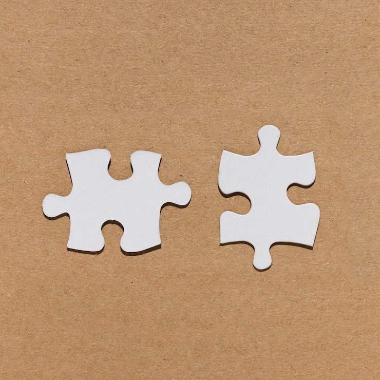 Foto gratuito pezzo di puzzle bianco su sfondo texturato di carta marrone