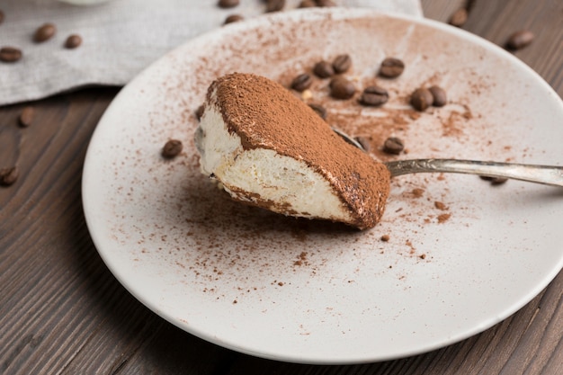 Pezzo di tiramisù con chicchi di caffè