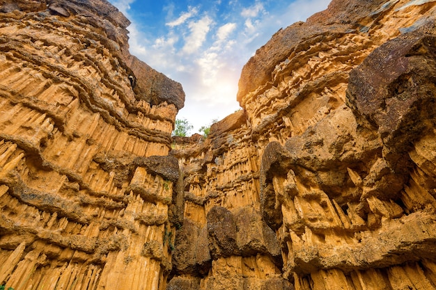 Pha Cho, Pha Cho è scogliere di canyon di alto suolo nei parchi nazionali di Mae Wang a Chiang Mai, Thailandia. Incredibile Thailandia.