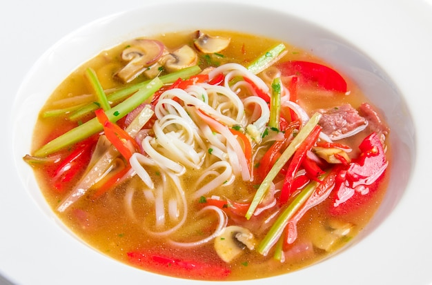 Pho bo, zuppa vietnamita con spaghetti di riso, manzo e funghi