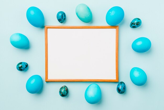 Photo frame tra il blu set di uova di Pasqua