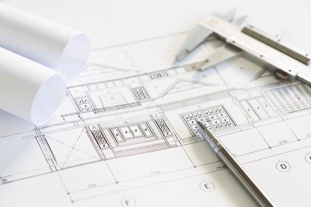 piani di costruzione e strumenti di disegno su progetti