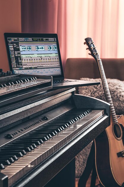 Pianoforte elettronico e chitarra nell'interno della stanza