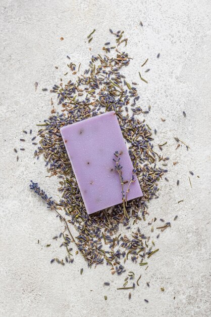 Pianta della lavanda e disposizione del sapone