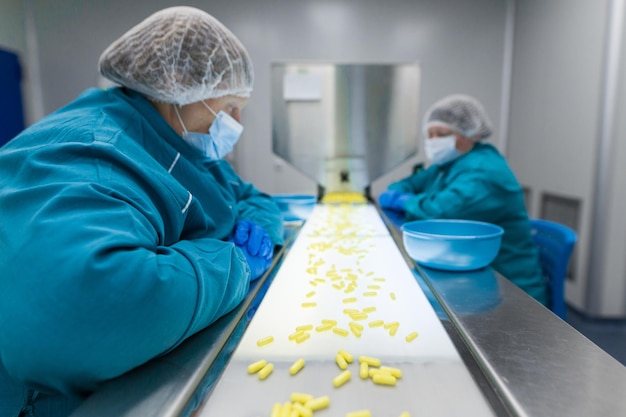 Pianta l'immagine di due donne che lavorano in linea con le pillole