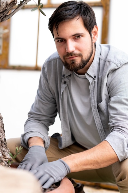 Piante crescenti dell'uomo del ritratto