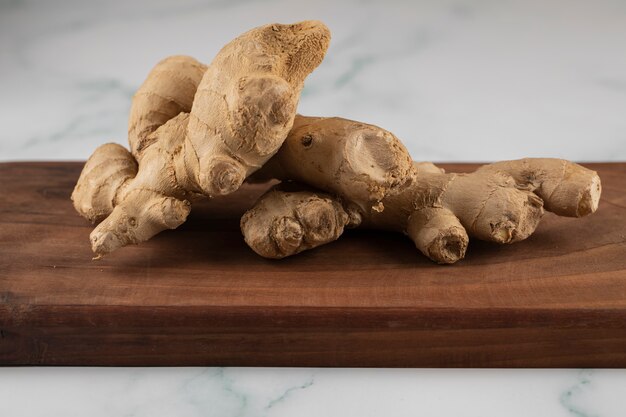 Piante di zenzero su una tavola di legno.