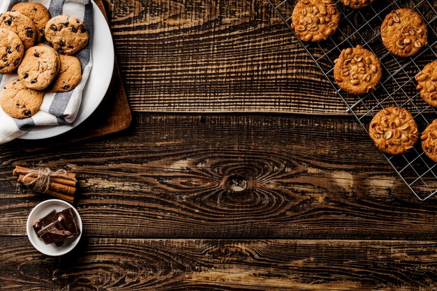 Piastra con biscotti freschi da forno