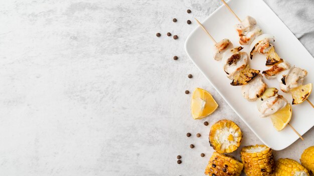 Piastra con spiedini di pollo alla griglia con copia-spazio