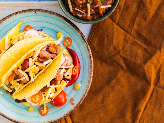 Piastra con tacos vicino tovagliolo marrone