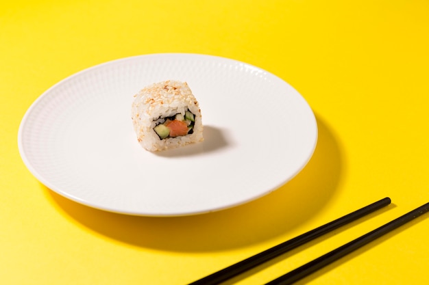 Piastra con un rotolo di sushi