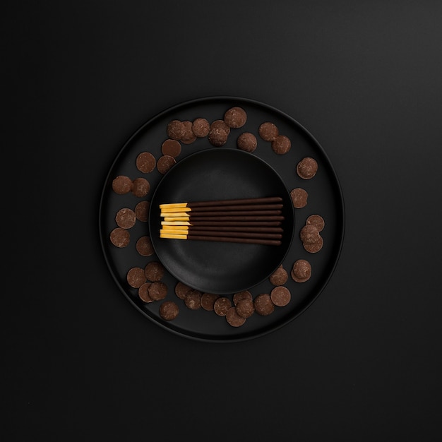 Piastra di bastoncini di cioccolato su uno sfondo scuro