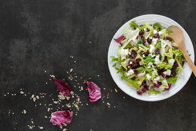 Piastra di copia-spazio con insalata sul tavolo