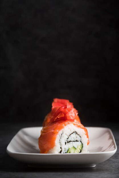 Piastra di copia-spazio con sushi