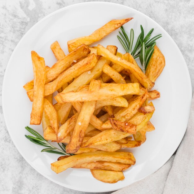 Piastra vista dall'alto con deliziose patatine fritte