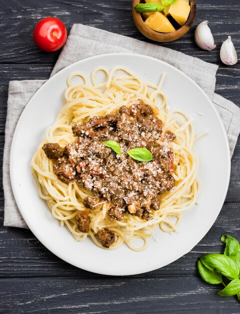 Piastra vista dall'alto con spaghetii alla bolognese