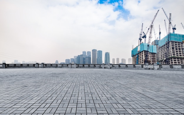 piattaforma di marmo davanti alla skyline della città