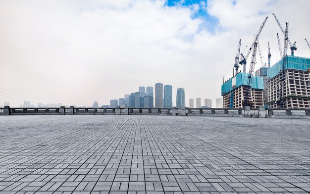 piattaforma di marmo davanti alla skyline della città