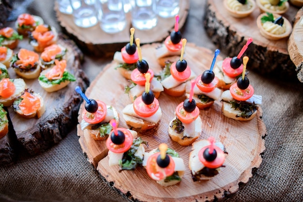 Piatti di legno serviti con spuntini di verdure e formaggio