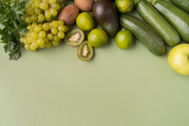 Piatti laici frutta e verdura con copia-spazio